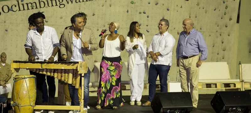 Presidente y Alcalde interactuaron con artistas del Petronio Álvarez