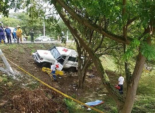 Choque de vehículo de la Cruz Roja Valle dejó una persona fallecida