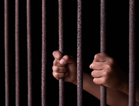 A prisión expolicía acusado por delitos sexuales a una menor