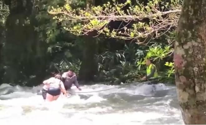 Patrullero arriesgó su vida para salvar a tres personas en el río Pance