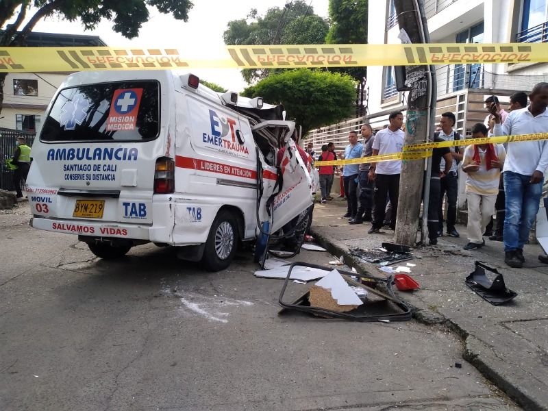 Un muerto y cuatro heridos en siniestro vial con ambulancias Un muerto y cuatro heridos en siniestro vial con ambulancias