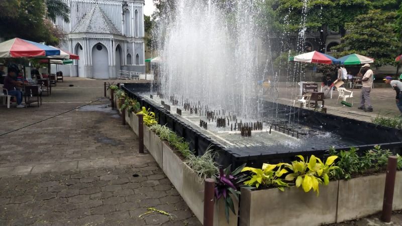 Fuente de agua del Parque de los Poetas vuelve a lucir su esplendor