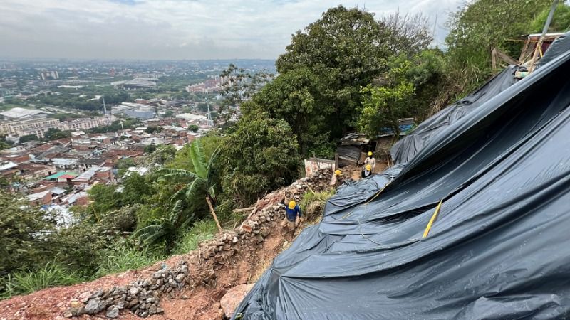 Construyen muro de contención en Los Guayabales, Siloé
