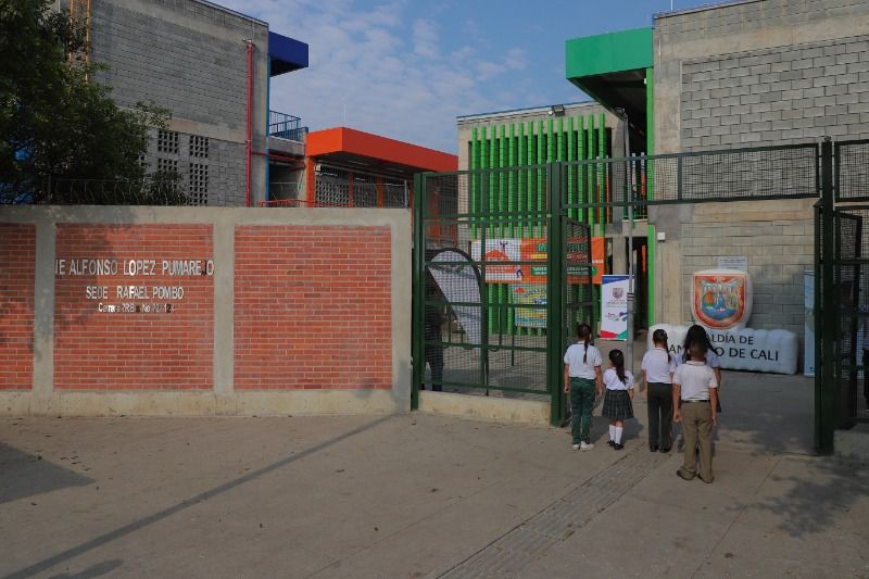 Más de 560 alumnos  de la comuna 7 estrenan la sede "Rafael Pombo"