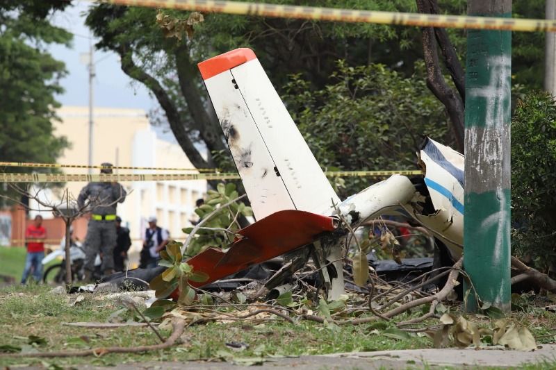 Avioneta de la Fuerza Aérea cayó en Cali con saldo de un fallecido