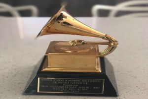 Sergio George entregó estatuilla del Premio Grammy al Museo de la Salsa Jairo Varela