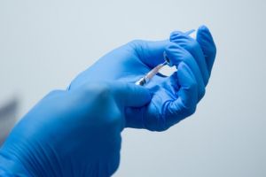 Emiten alerta sobre comercialización ilegal de vacunas contra hepatitis B