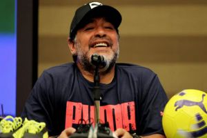 Maradona realizó chequeo de sus rodillas en Cali