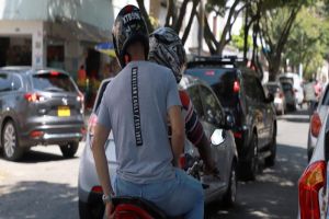 Alcalde Armitage revirtió decisión que permitía parrillero hombre en motos