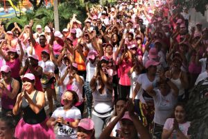 Caleñas bailaron contra el cáncer de seno con clase de "Zumba Rosa"