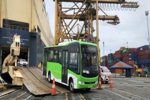 Desembarcó en Buenaventura nueva flota de buses eléctricos para el MIO