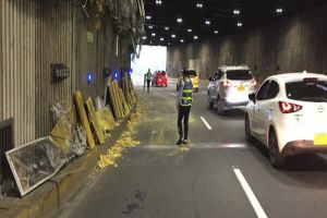 Volqueta conducida a gran velocidad causó daños en el Túnel Mundialista