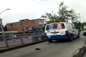 Hombre murió arrollado por ambulancia que se desplazaba por carril del MIO